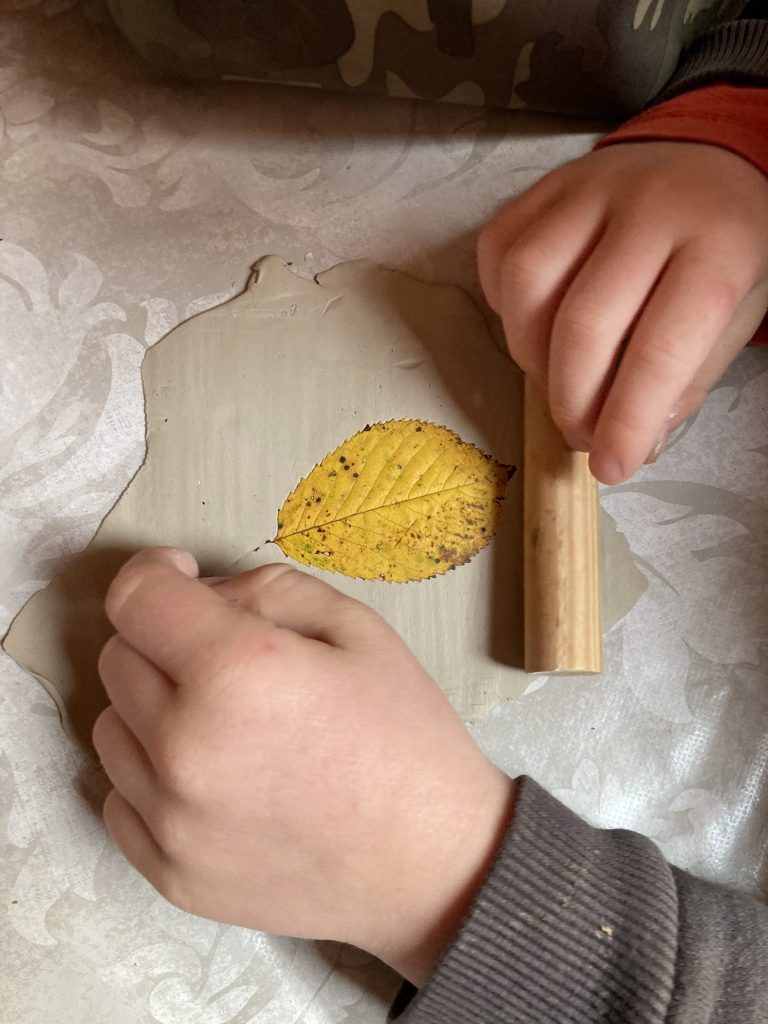 impression végétale sur argile avec un rouleau en bois